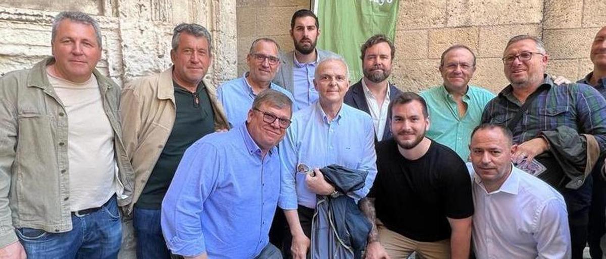 José Mateos, a la izquierda de Antelo, y Juan Jiménez, a la derecha de Gestoso, en el último acto de Vox en Murcia.