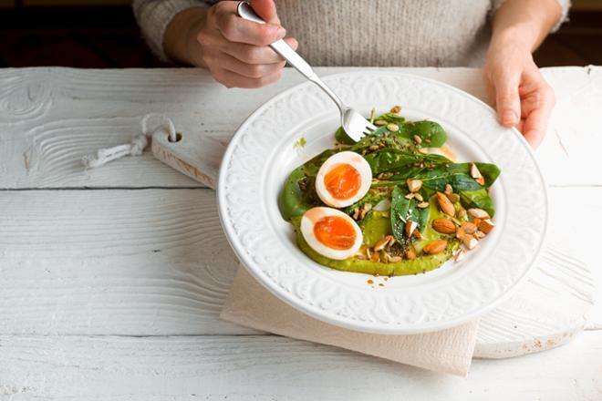 Ensalada de espinacas, almendras y huevo