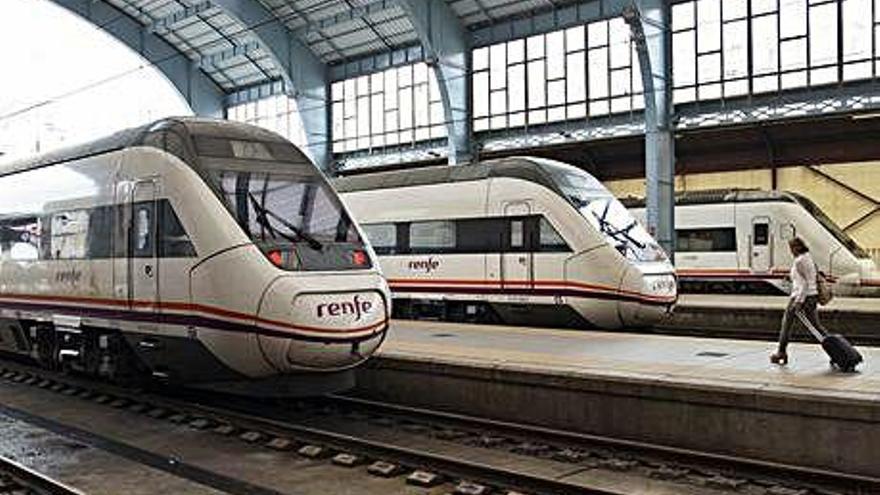 Trenes en los andenes de la estación de A Coruña.