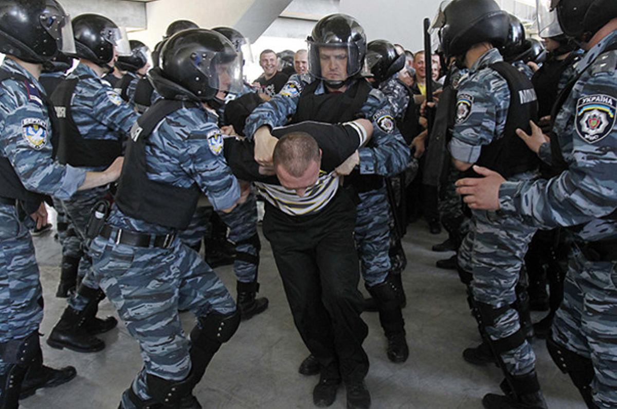 Agents de la policia antiavalots participen en un exercici per sufocar violència entre ’hooligans’ a l’Eurocopa de futbol, a l’estadi Arena de Lviv (Ucraïna).
