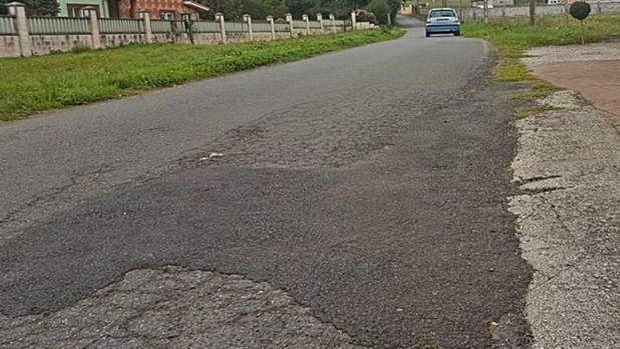 Calle San Fernando, en mal estado, en Culleredo.