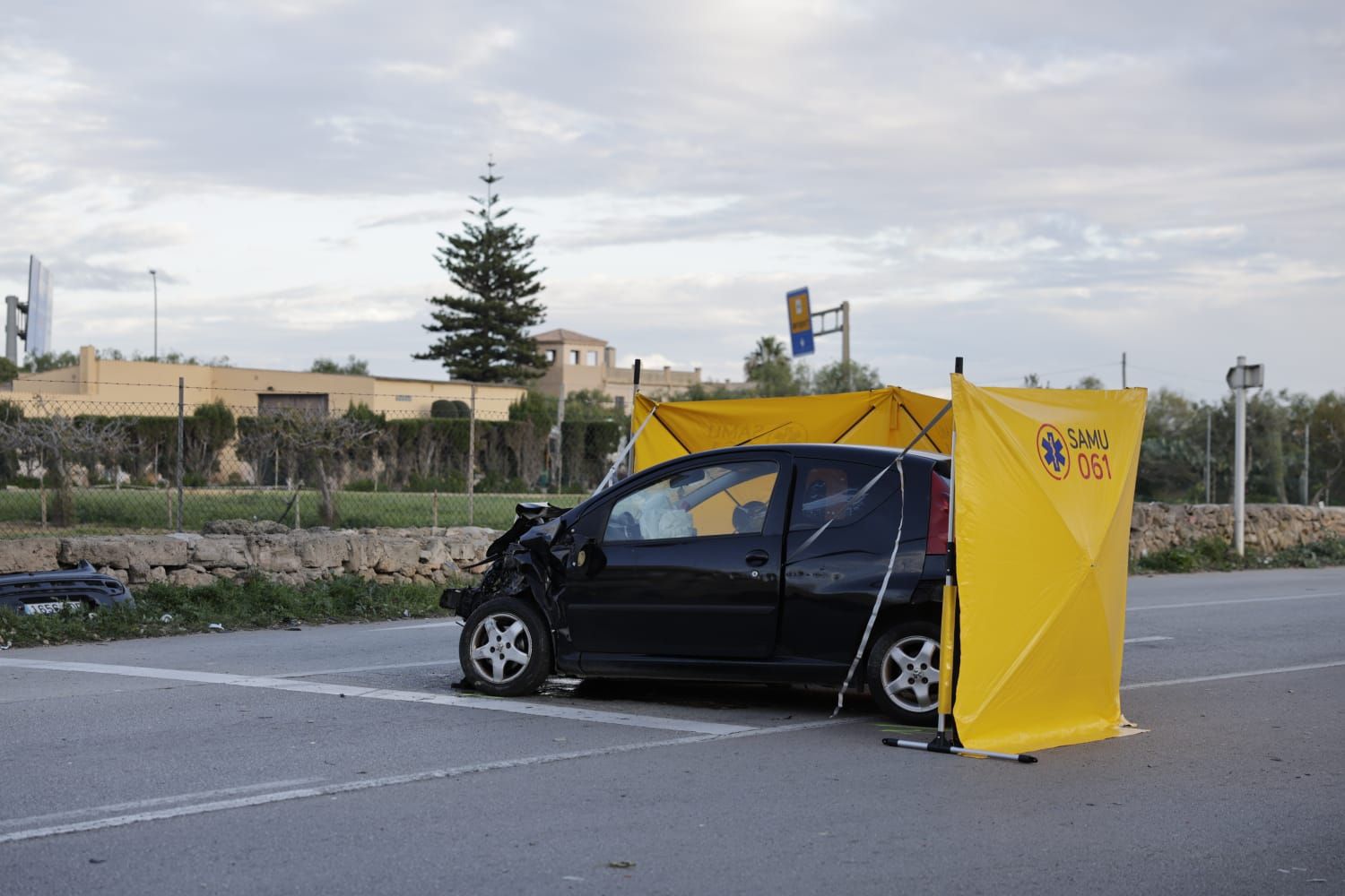 Un hombre mata a su pareja a puñaladas a su mujer delante de su hija pequeña mientras conducía y sufre un accidente en Can Pastilla