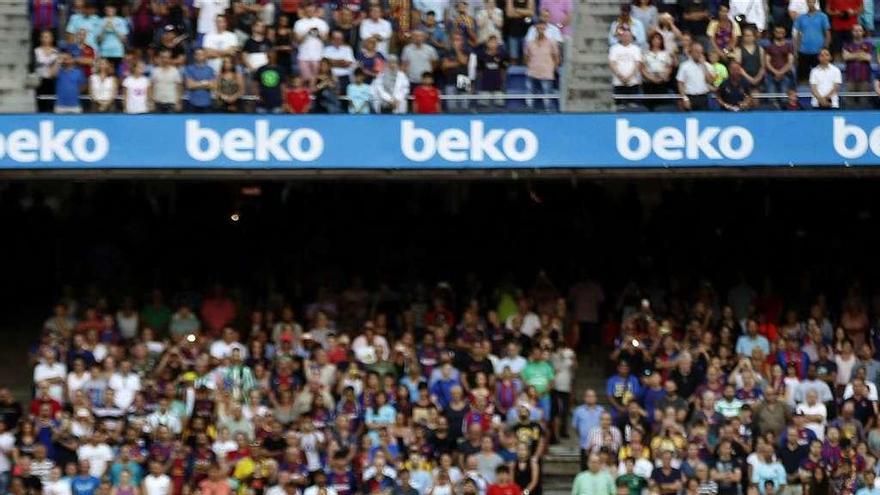 Sentido minuto de silencio que se vivió en el Camp Nou por las víctimas de los atentados de Cataluña.