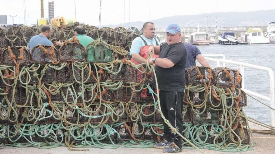 Marineros de Bueu apilan y dejan las nasas en el puerto debido al inicio de la veda del pulpo. // Santos Álvarez