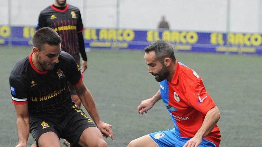 Omar controla el balón en el choque ante el Condal de esta temproada.