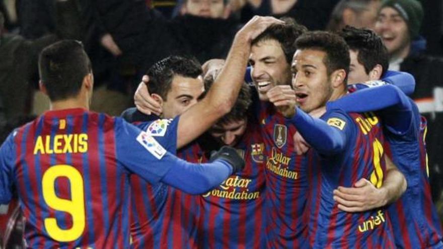 Alexis Sánchez, Xavi, Messi, Cesc, Thiago y Cuenca celebran el primer gol del Barcelona anotado por Fàbregas en la primera parte a pase del &quot;crack&quot; argentino.