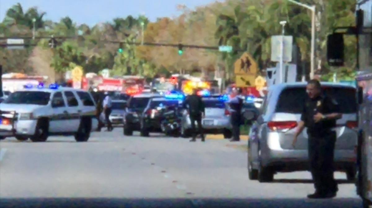 Despliegue policial en el instituto donde se ha producido el tiroteo.