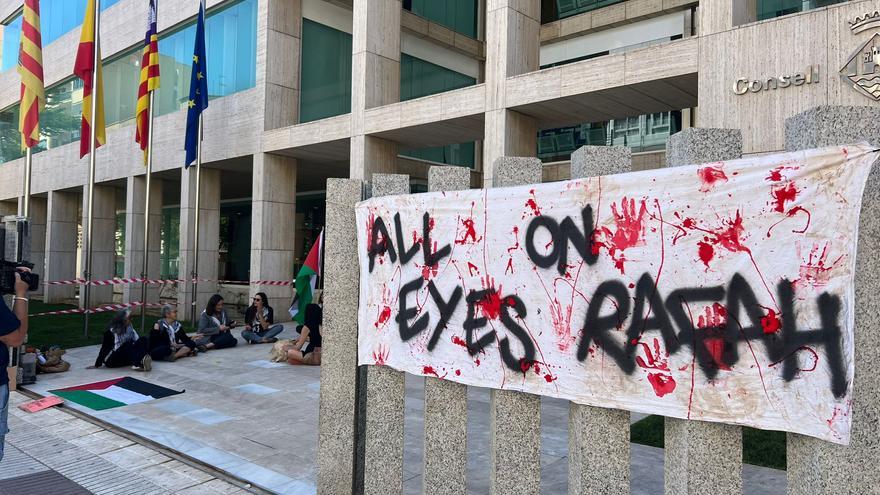 Manifestación contra el genocidio de Israel en Gaza frente al Consell de Ibiza