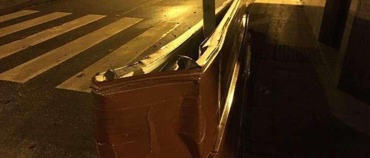 Chapa de un edificio en Ramón Cabanillas sobre una señal. // S.A.