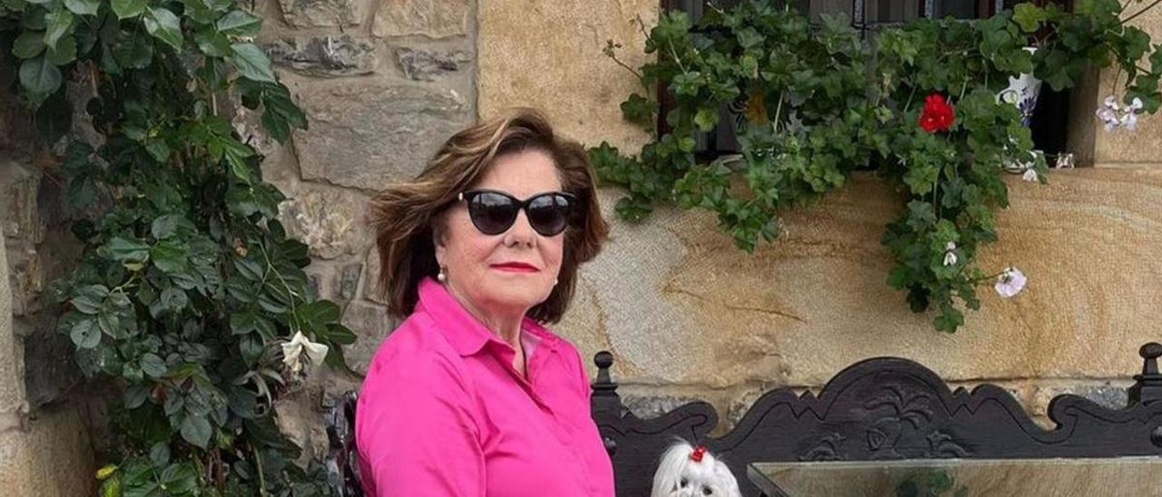 Rosario Fernández Ariznavarreta sentada en el jardín de su casa. | É. F. M.