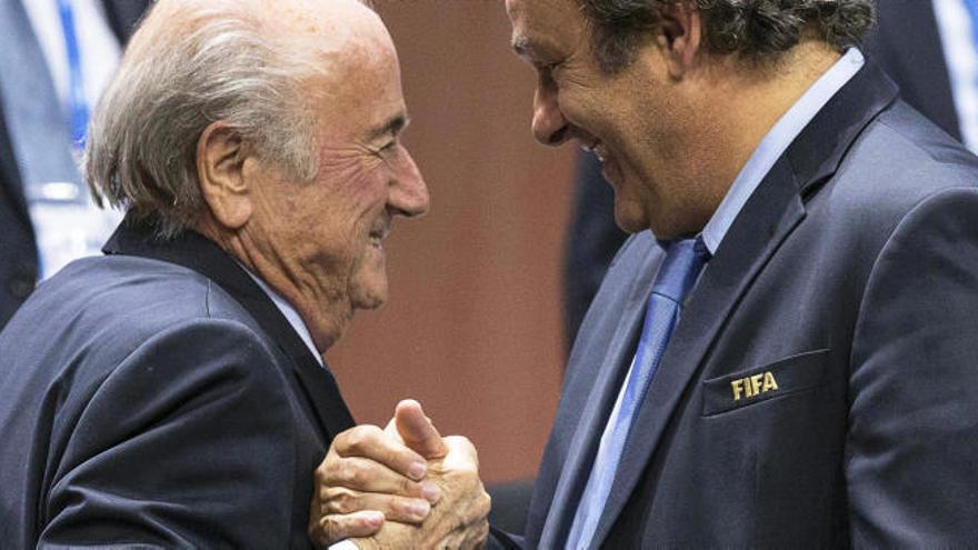 Blatter y Platini se dan un apretón de manos.