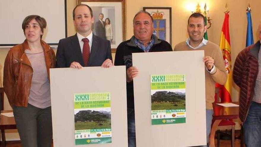 Gonzalo Suero (concejal cangués de Desarrollo Rural), Patricia Ferrero (teniente de alcalde de Piloña), José Manuel Sánchez (director de Caja Rural en Cangas de Onís), Valeriano Remis (presidente de Aseamo), el alcalde cangués, José Manuel González, y el de Caso, Miguel Ángel Fernández, ayer, en la presentación.