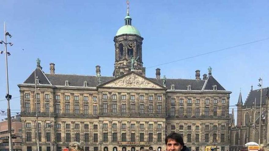 Sanluis, Carbón, Andreu y Rafa Vázquez posan en la plaza Dam de Ámsterdam.