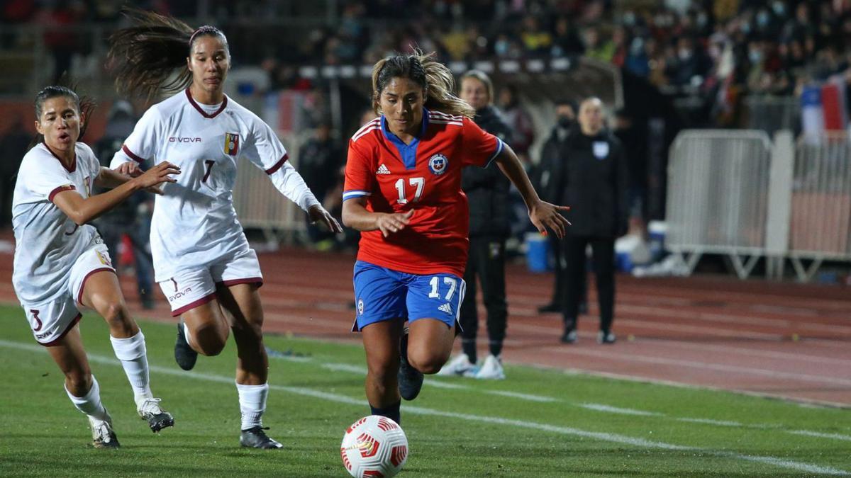 La defensa Javiera Toro durante un partido con la selección nacional de Chile ante el combinado de Venezuela. | | E.D.