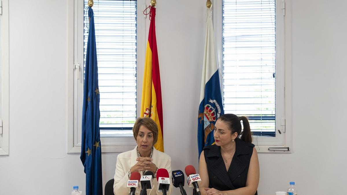 Onalia Bueno y Vidina Cabrera denuncian la incompatibilidad del cargo de director insular de Juan Manuel Gabella.
