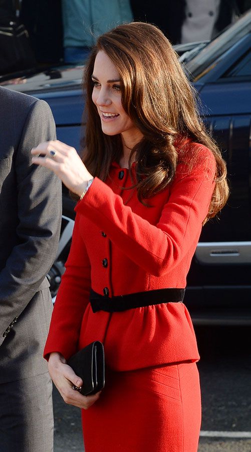 Detalle de la chaqueta del traje rojo de Kate Middleton