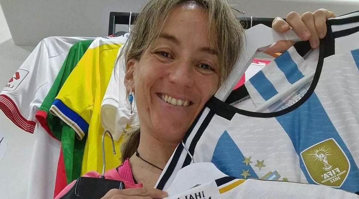Itziar González, con la colección de camisetas de los jugadores con los que ha trabajado.