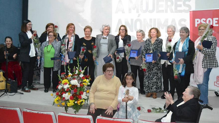 Dirigentes del PSOE local junto a las 13 vecinas del municipio homenajeadas.