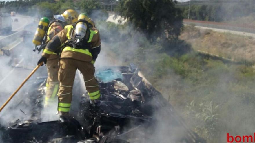 Els Bombers treballant en el lloc de l&#039;incendi