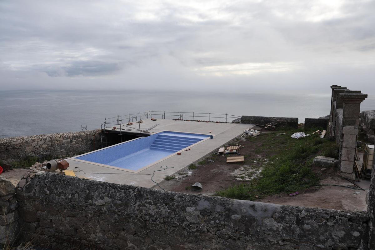 Construcción de la piscina con vistas al Atlántico que podrán utilizar los huéspedes.