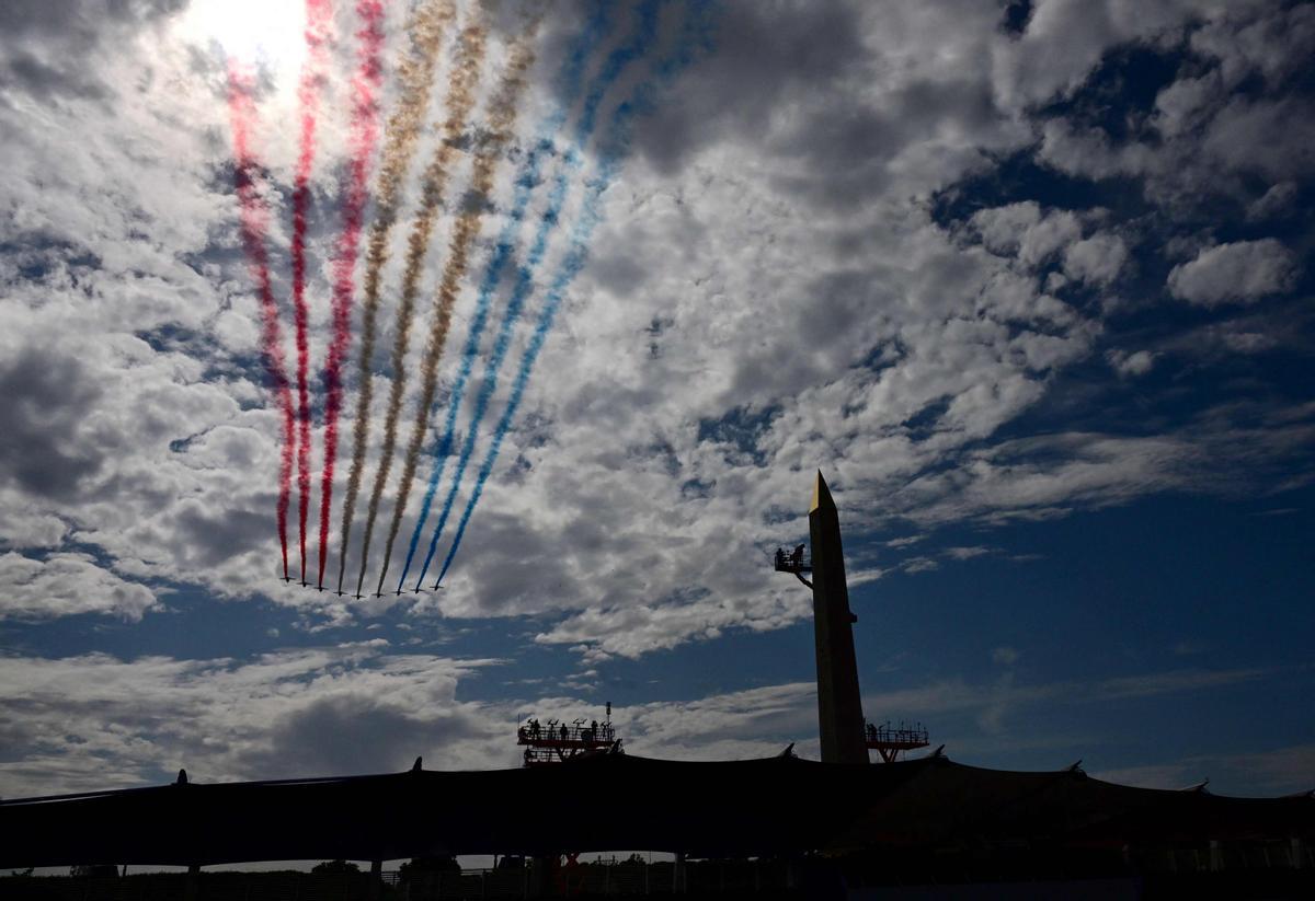 París celebra por todo alto el aniversario de la toma de la Bastilla.