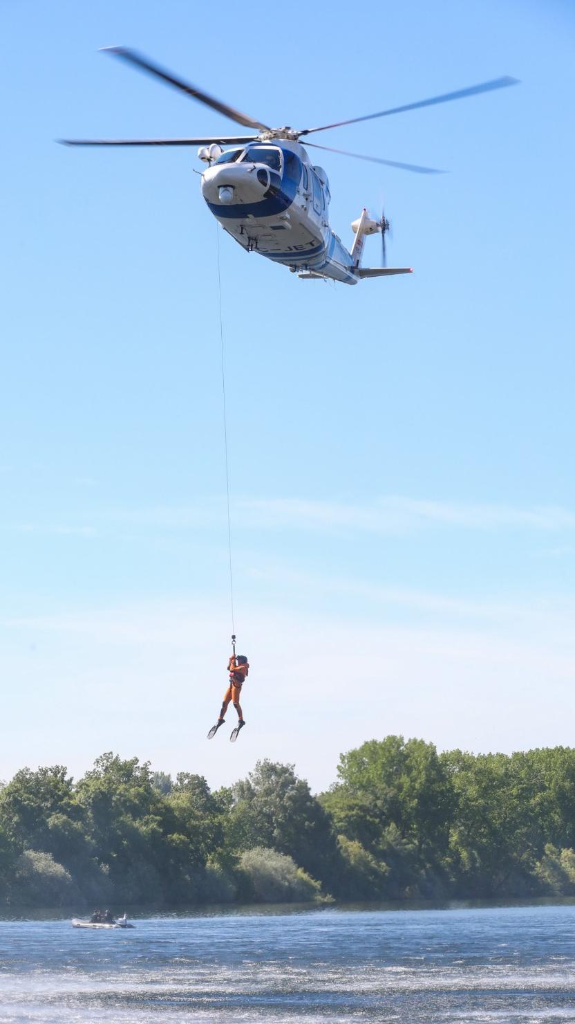 El helicóptero que participó en el simulacro, ayer, en el río Miño. / Anxo Gutiérrez