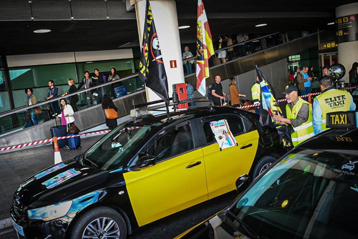 Protesta de taxis en el aeropuerto de Barcelona