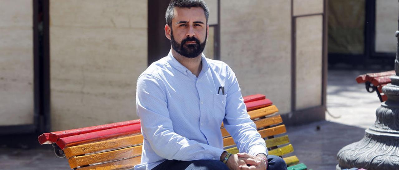 El concejal de València quiso posar tras la entrevista en el banco pintado con la bandera multicolor. Foto: Miguel Ángel Montesinos.