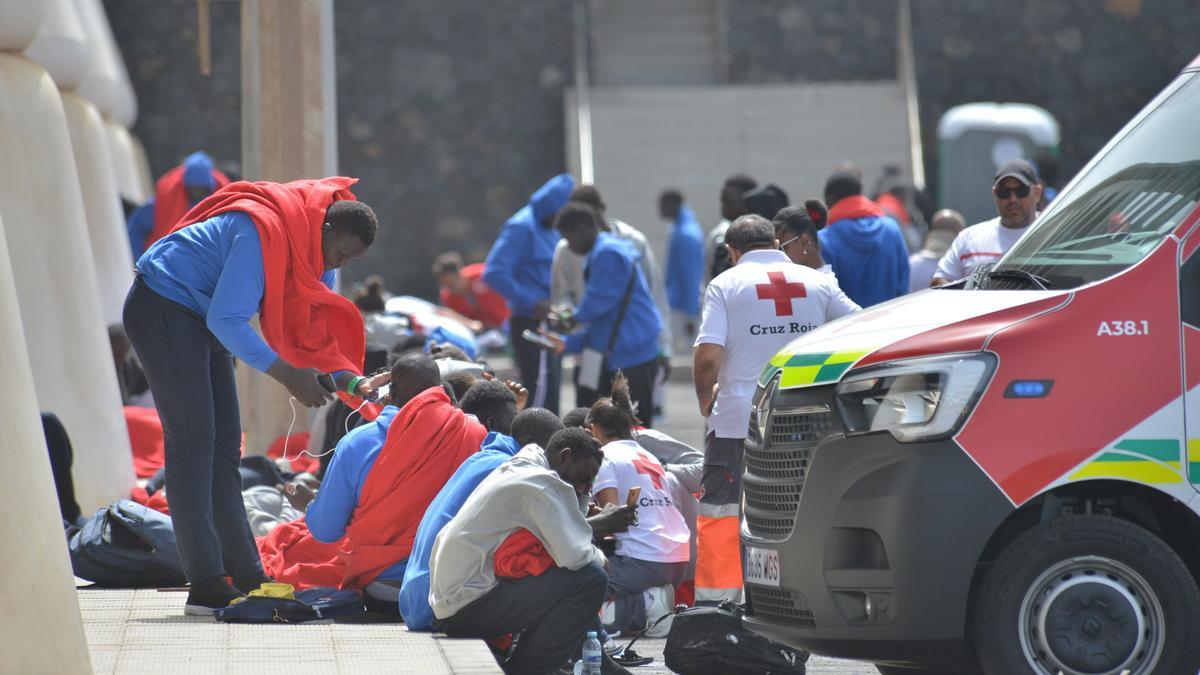 Arriba un cayuco con 138 inmigrantes al puerto de La Restinga en El Hierro