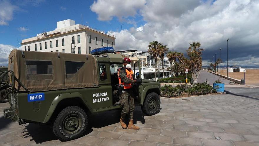 Soldados de la Patrulla Militar del CGTAD, esta semana, vigilando la playa de Las Arenas, en València.