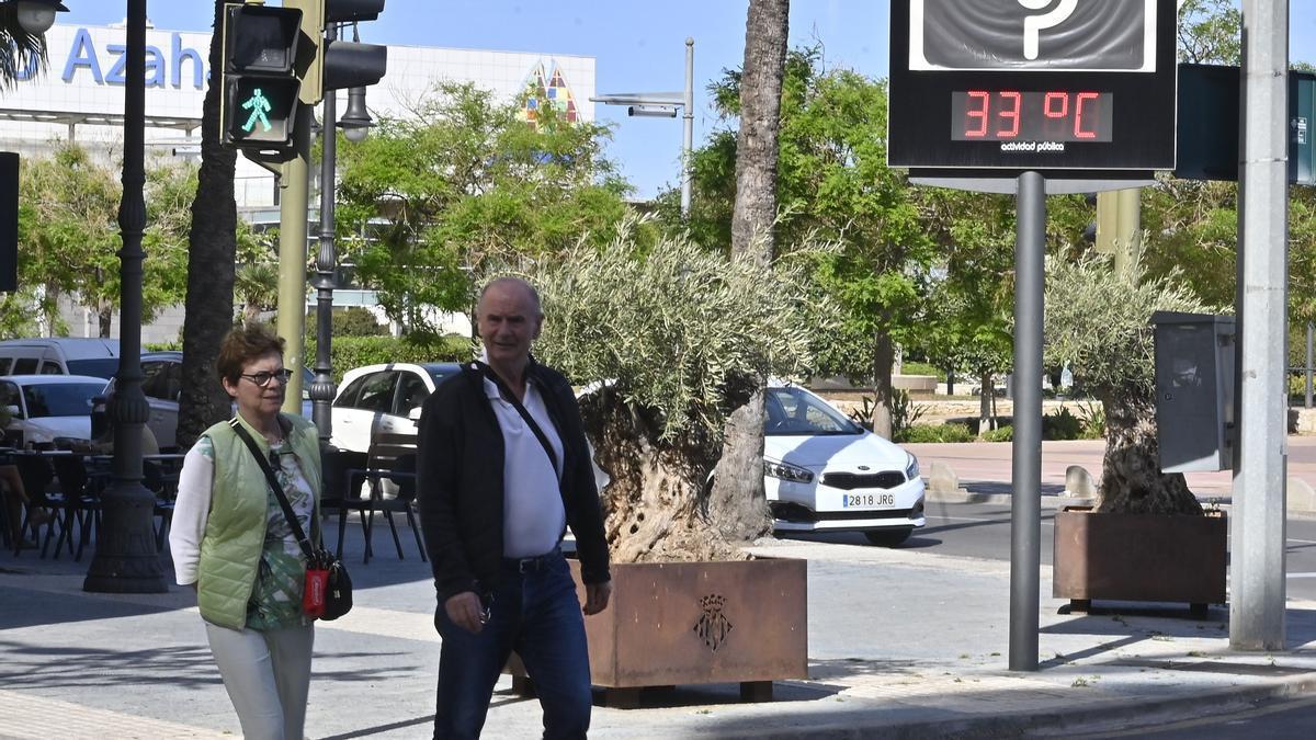 Una pareja paseando por Castelló esta semana, con temperaturas inusualmente altas.