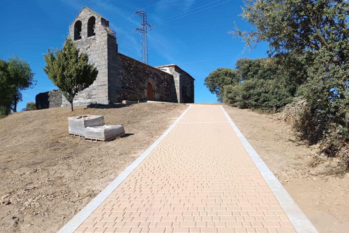 Vide de Alba mejora el acceso al templo con un camposanto ampliado. | CH. S.