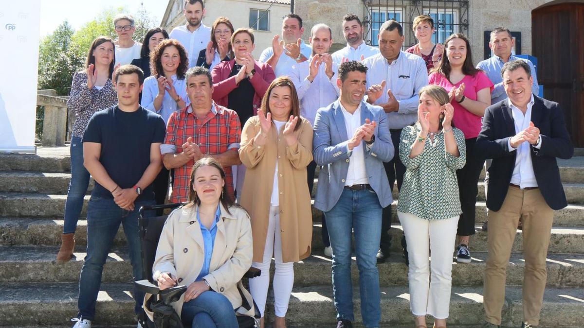 Cati Somoza, en el centro de la imagen, junto a compañeros de lista, Luis López y Román Rodríguez.