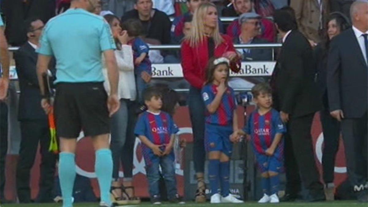Los hijos de Messi y Suárez posaron en la foto del equipo inicial