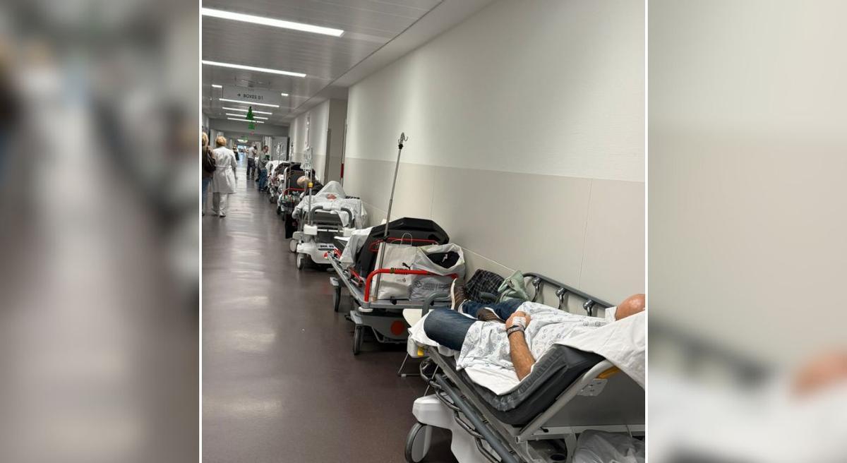 Pacientes en camilla en los pasillos del servicio de Urgencias del Cunqueiro