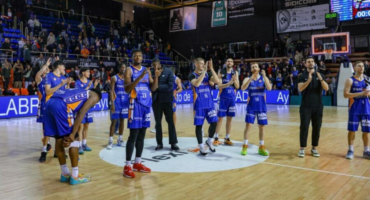 Flexar Fuenlabrada template appreciates the support of the fans after a game
