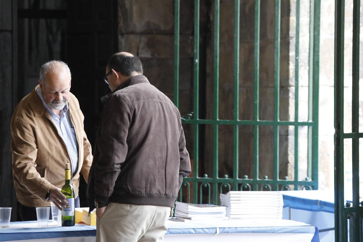 EN IMÁGENES: Misa de cofrades y reparto del bollo escarchado en Avilés EN IMÁGENES: Misa de cofrades y reparto del bollo escarchado en Avilés