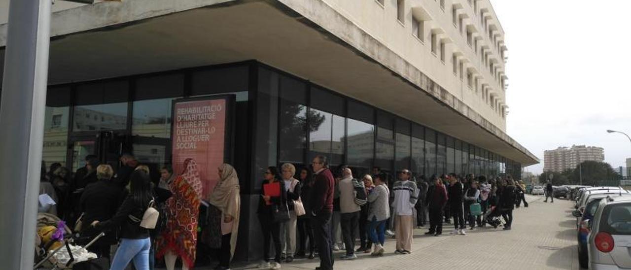 Cola en el Ibavi, en la calle Manuel Azaña, en marzo de 2019, cuando se acudía sin cita previa.