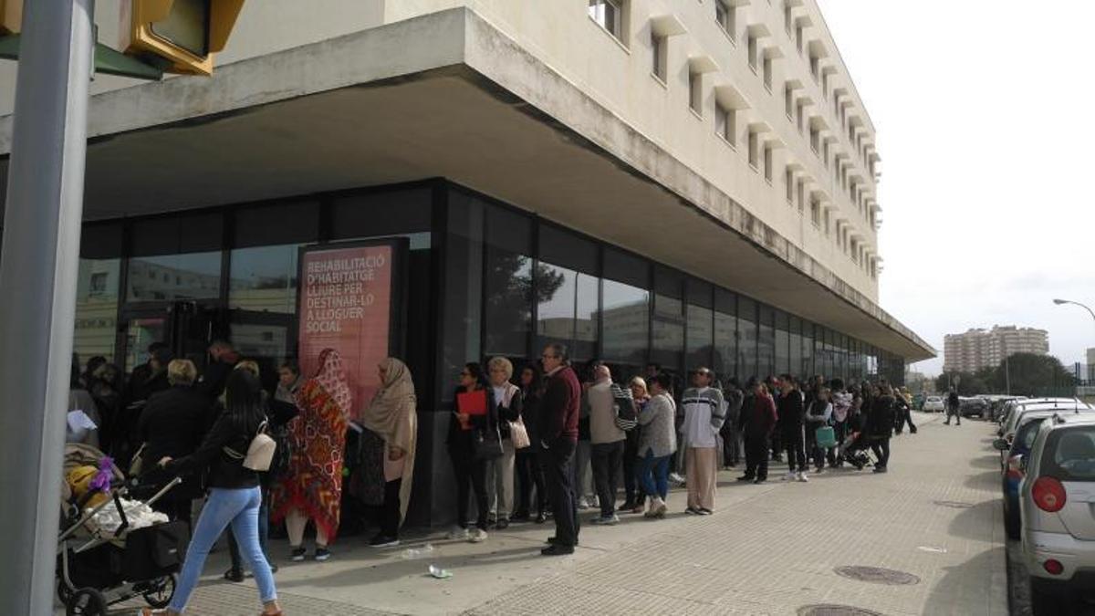 Cola en el Ibavi, en la calle Manuel Azaña, en marzo de 2019, cuando se acudía sin cita previa.   | M.B.M.