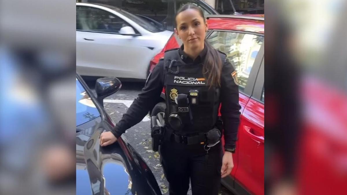 Golpear el capó, uno de los consejos de la Policía Nacional, cuando el frío aprieta.