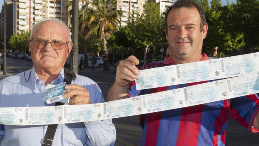 Dos aficionados con entradas del Levante.