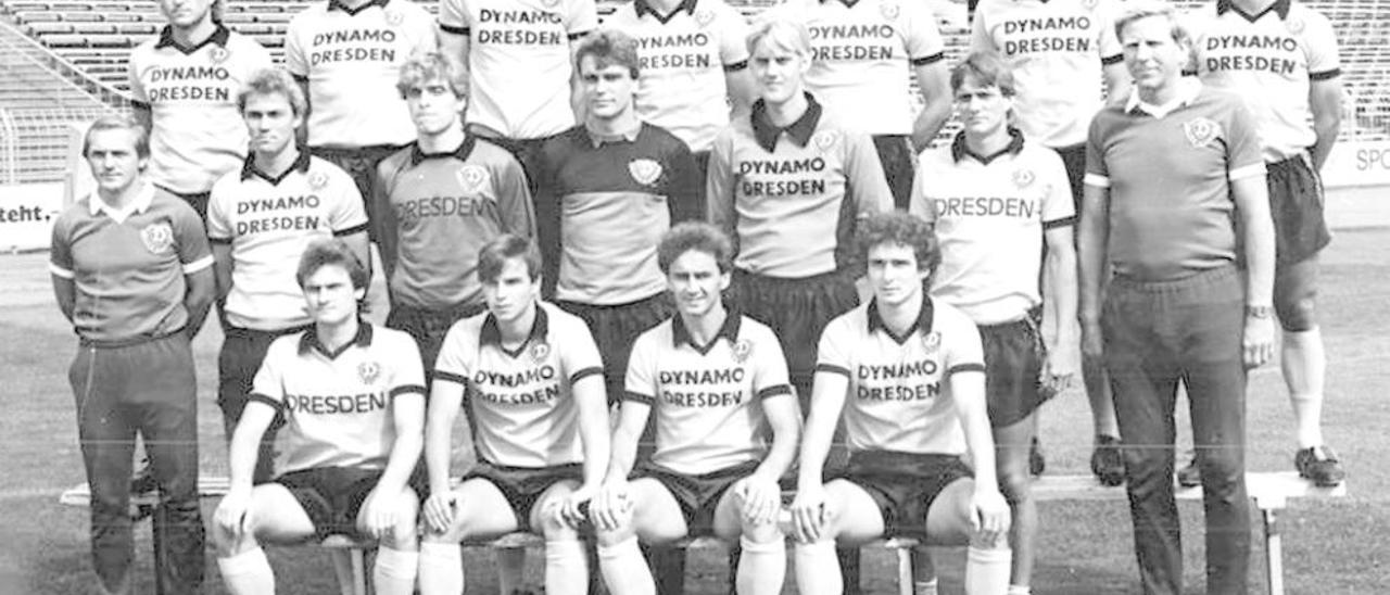Plantilla del Dynamo Dresden de 1986. Ramme es el tercero por la derecha de la fila del medio.