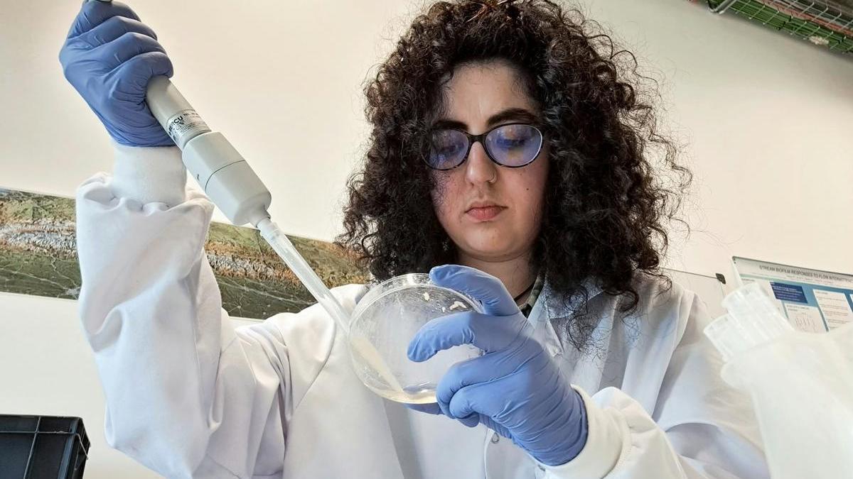 Paula Siñeriz en su época como técnica investigadora en el ICRA de Girona.