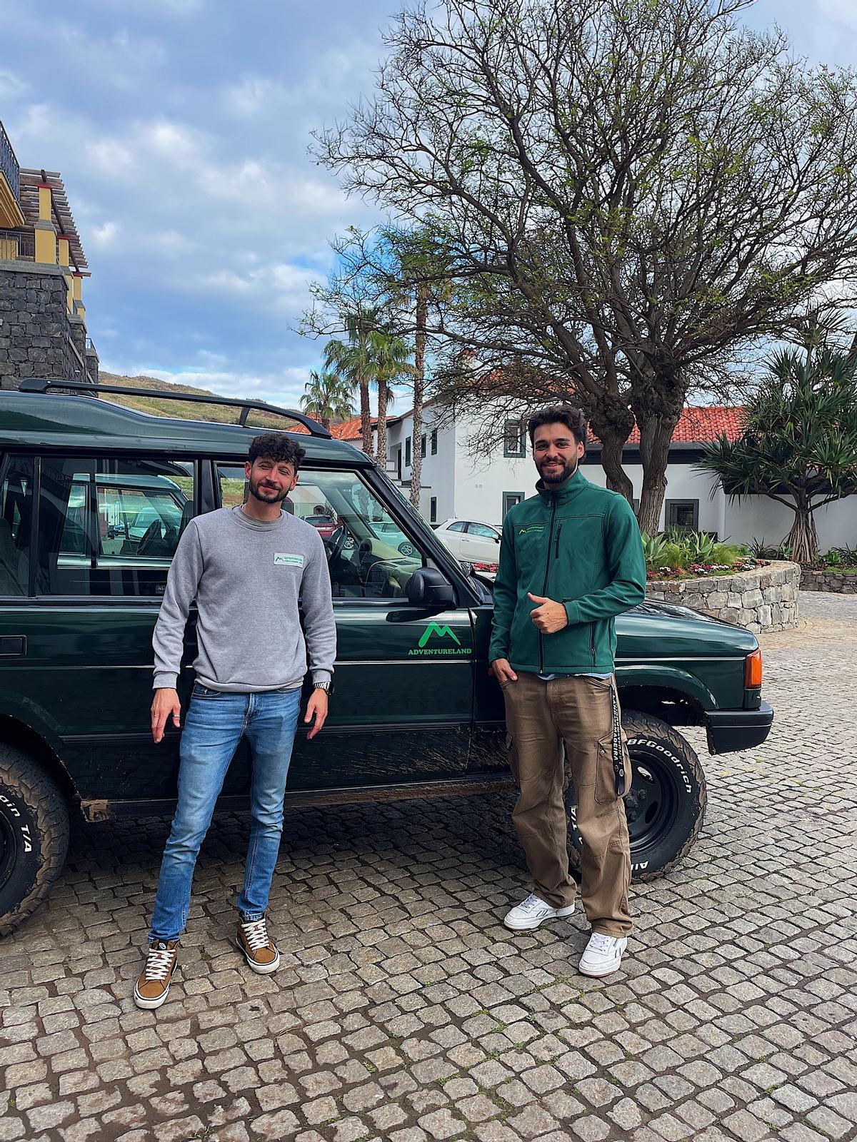 De verde, Vitor Silva, conductor de una empresa local de jeeps, junto a un compañero.