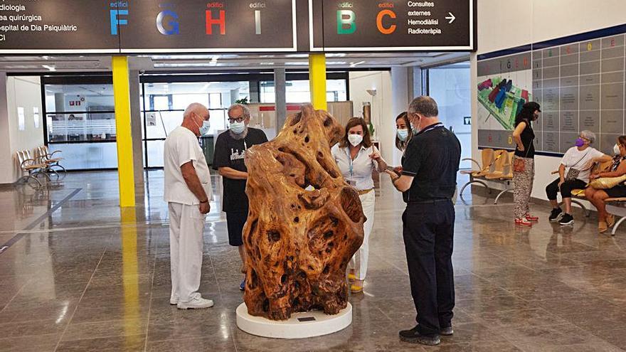 Carmen Santos y parte de la junta directiva del hospital, junto a Cayetano Miró, admirando la escultura