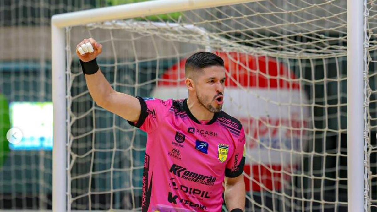 Di Fanti, durante un partido con Jaraguá, su antiguo club