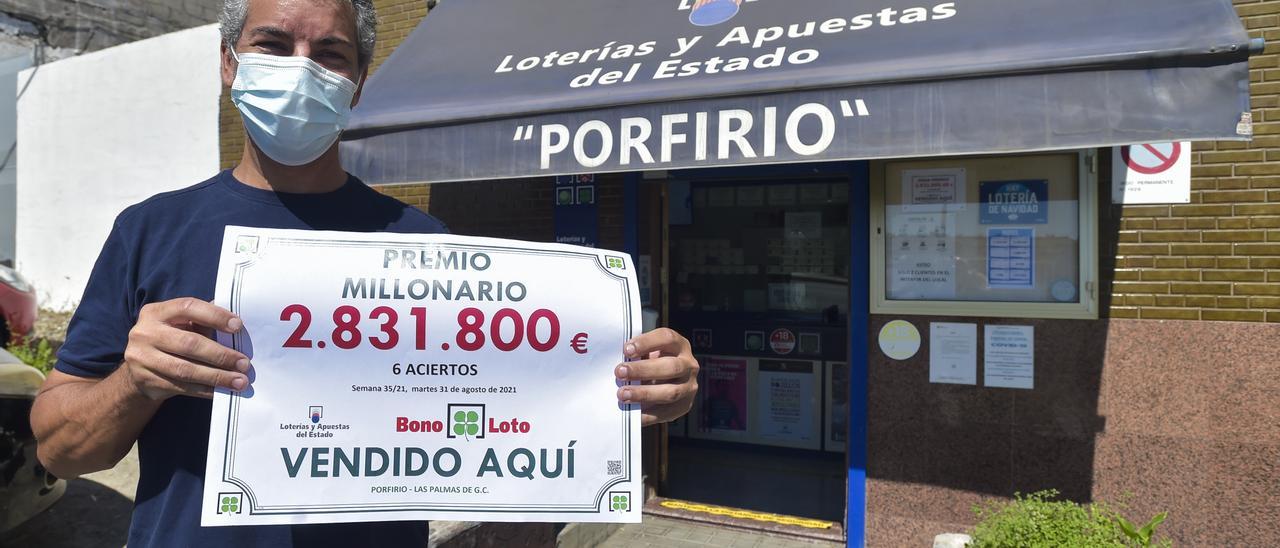 El lotero José María González, administrador de Porfirío, en Los Tarahales, donde han repartido este martes 2,8 millones de euros en la Bonoloto.