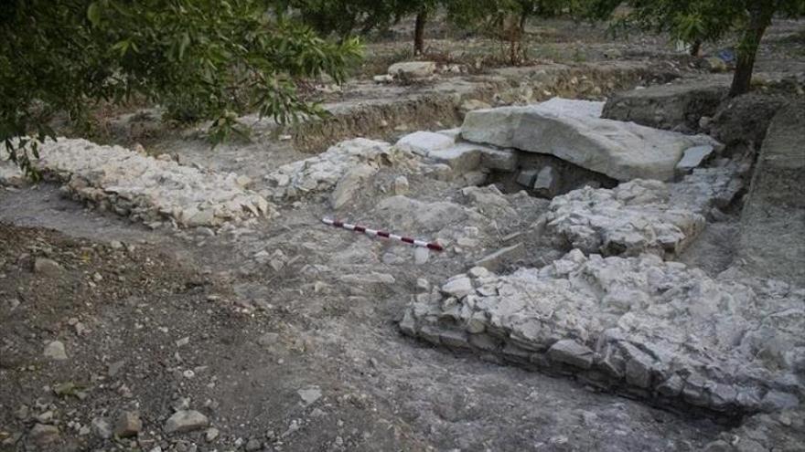 Excavan parte del graderío del anfiteatro romano