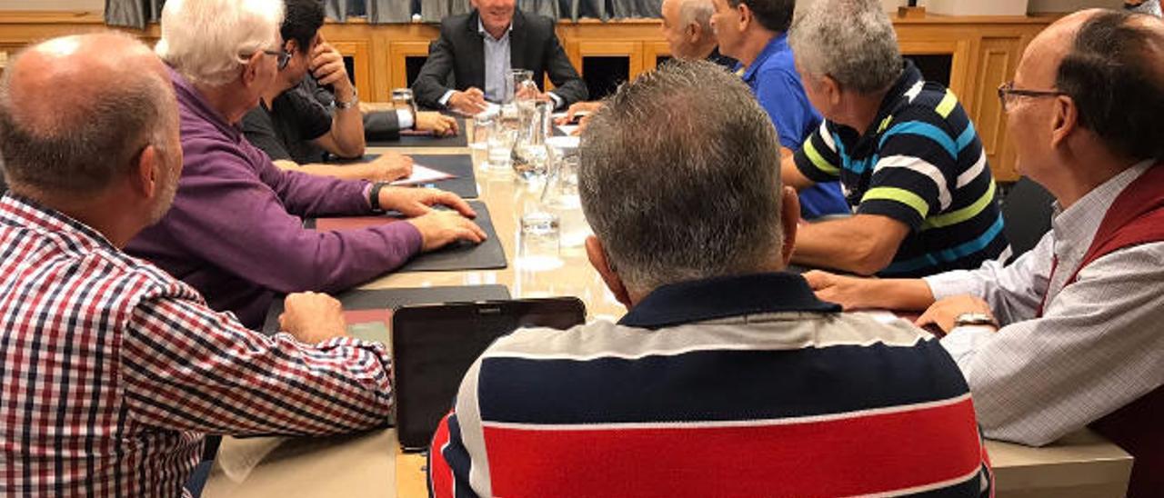 El presidente Fernando Clavijo, al fondo, con los representantes del Foro Roque Aldeano durante la reunión de ayer.