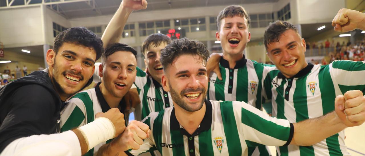 Jugadores del Córdoba Futsal celebran el ascenso a Segunda B en Vista Alegre.